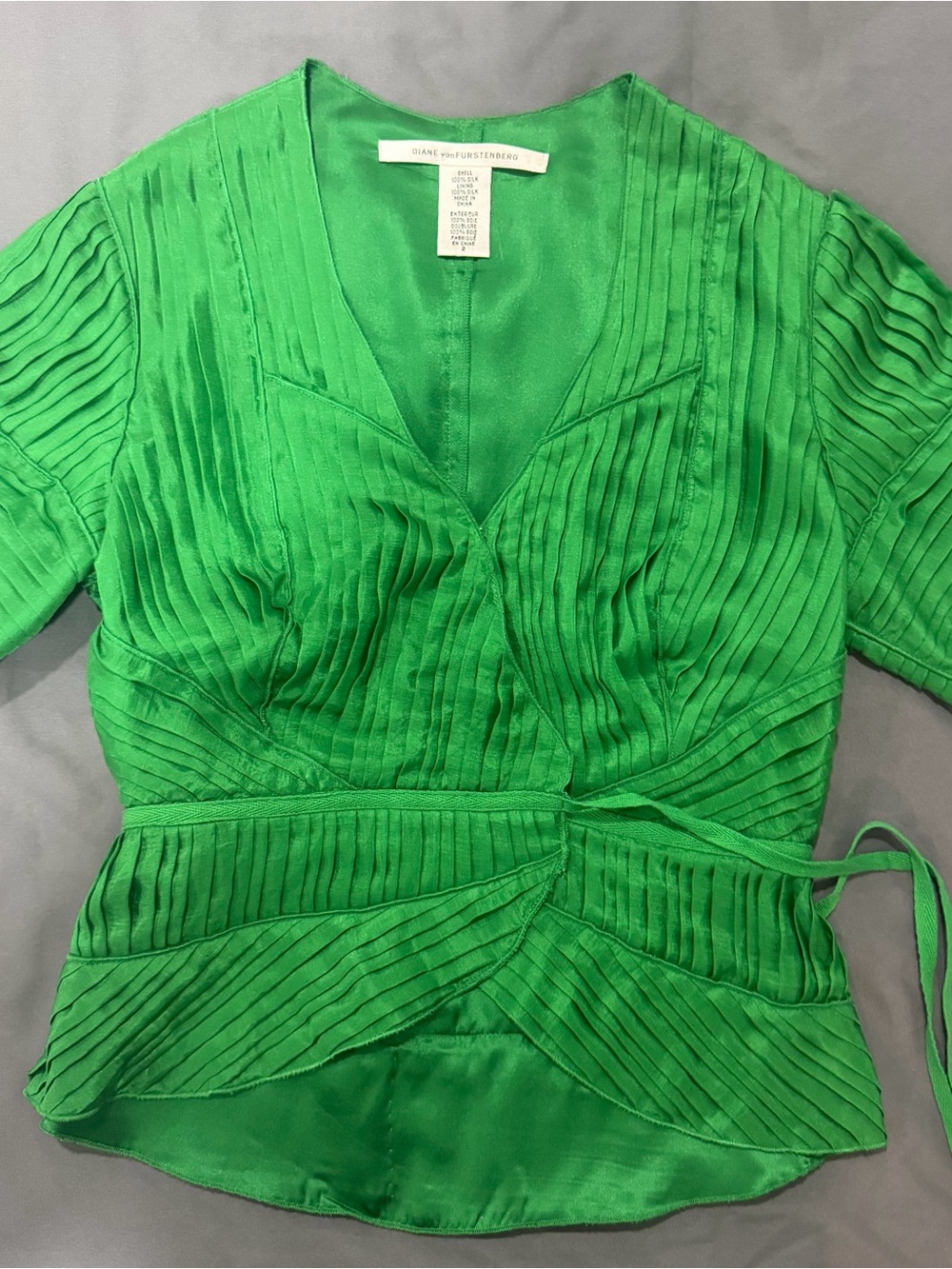 DVF Diane von Furstenberg Green 100% Silk Pleated Short Sleeve Wrap Tie Top 2 - Picture 2 of 11